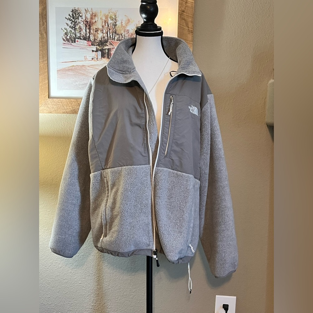 Men’s The North Face Zip Up Jacket Gray Size 3X
In Excellent used condition